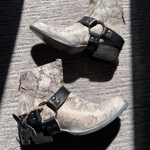 Freebird Santiago/Black&White Snake/Size 8